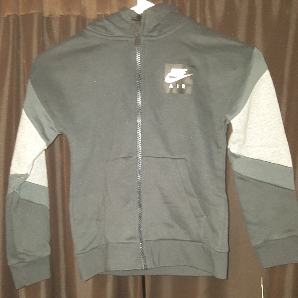 Kids Size 7 Nike Warm Up + Tee Shirt Set 🕺